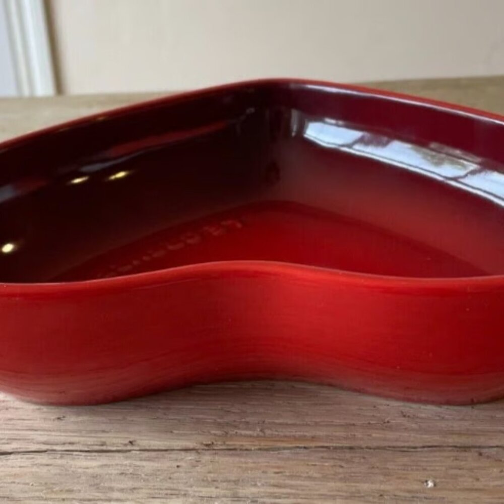 Le Creuset Stoneware Seoul 22 oz 650 ml Sphere Heart Bowl Cerise Cherry Red NEW - Picture 7 of 10